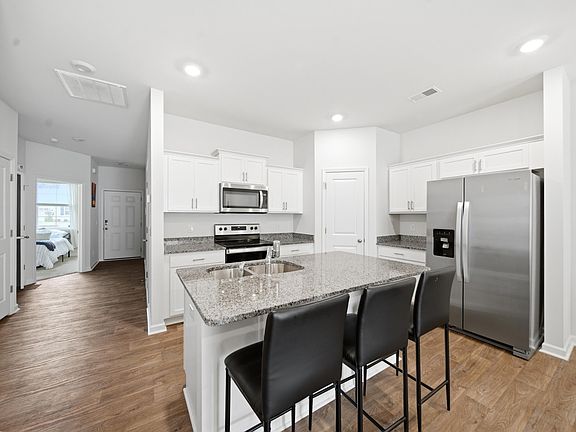 3rd image of 18 Edgebrook Dr
