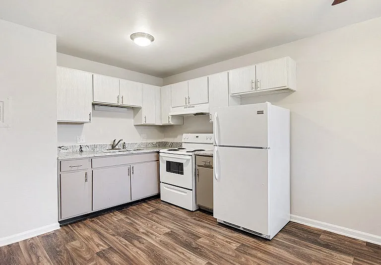 Sheridan South Apts — Photo 10
