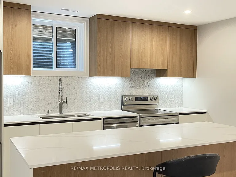 165 Manning Ave #BASEMENT — Photo 10