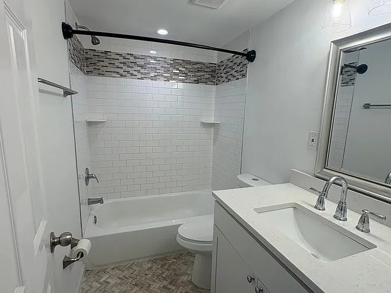 1129 W Main St — Photo 18