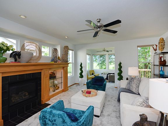 4th image of 2415 Lakeside Dr
