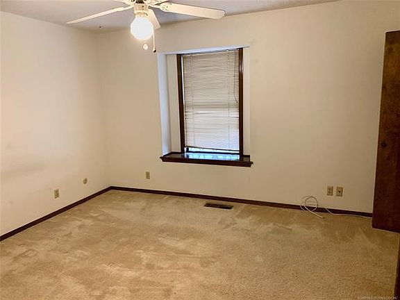 4th image of 813 E 4th St #1