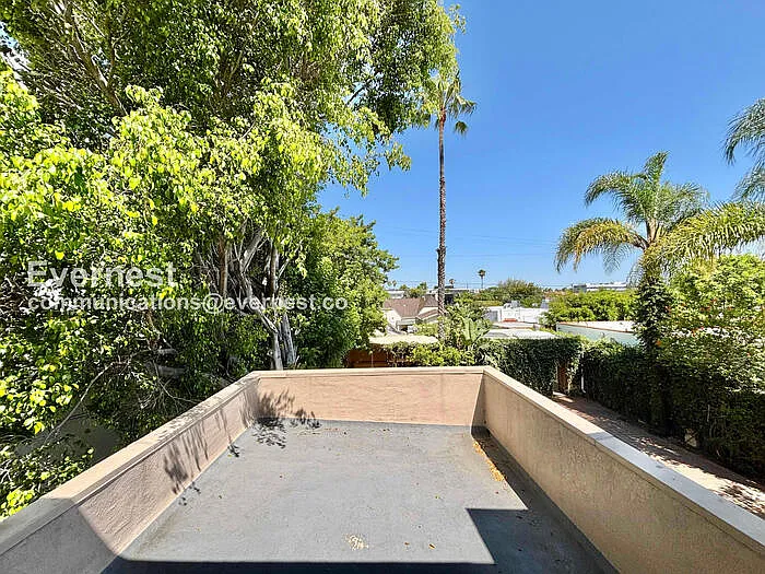 132 N Crescent Heights Blvd — Photo 33