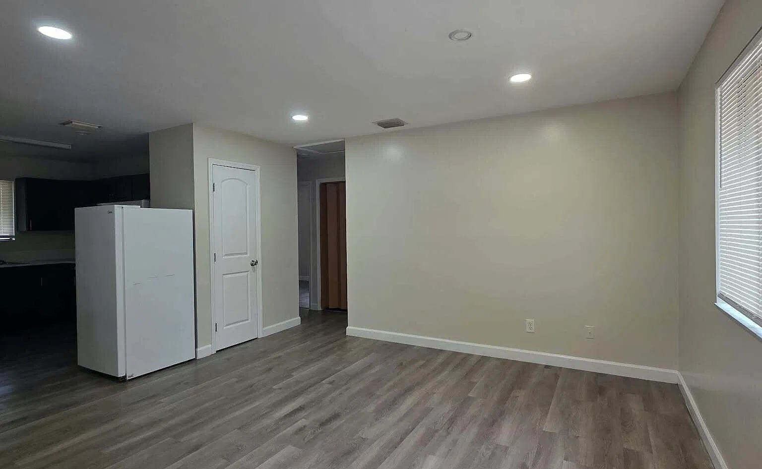 2 bed, 1.0 bath, 2916 sqft, $1,100 — Photo 3