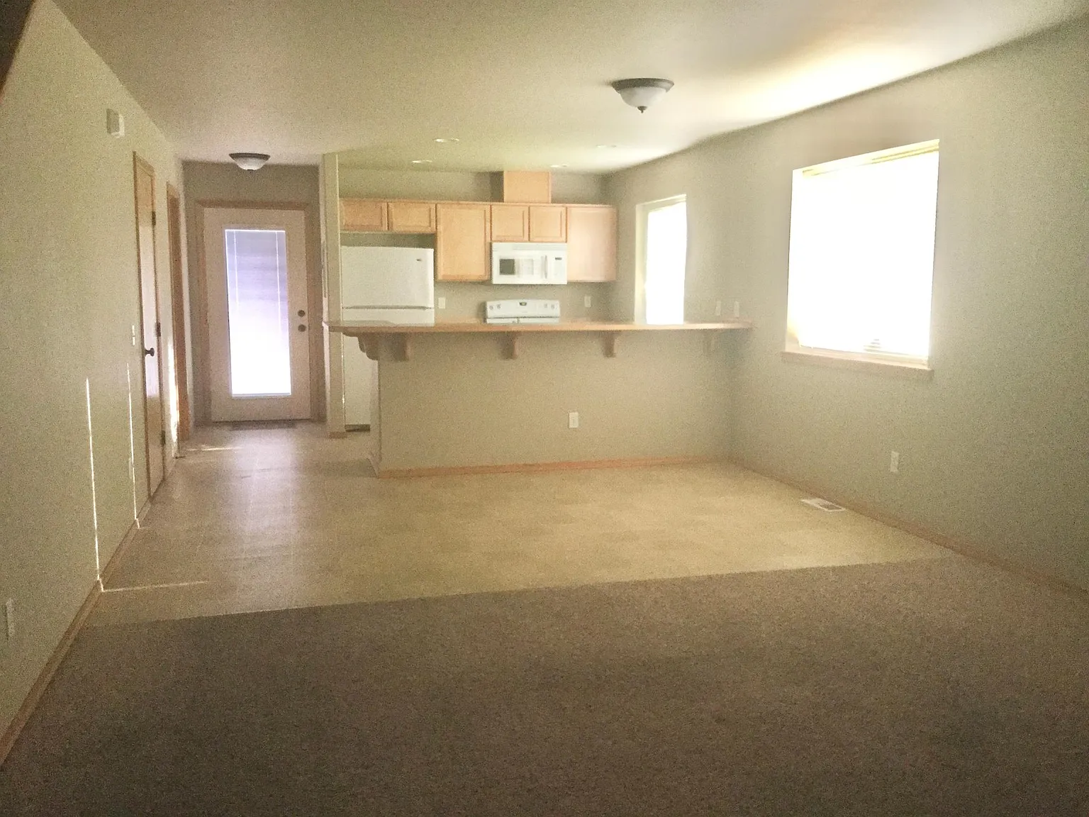 2 bed, 2.5 bath, 1300 sqft, $1,700 — Photo 2