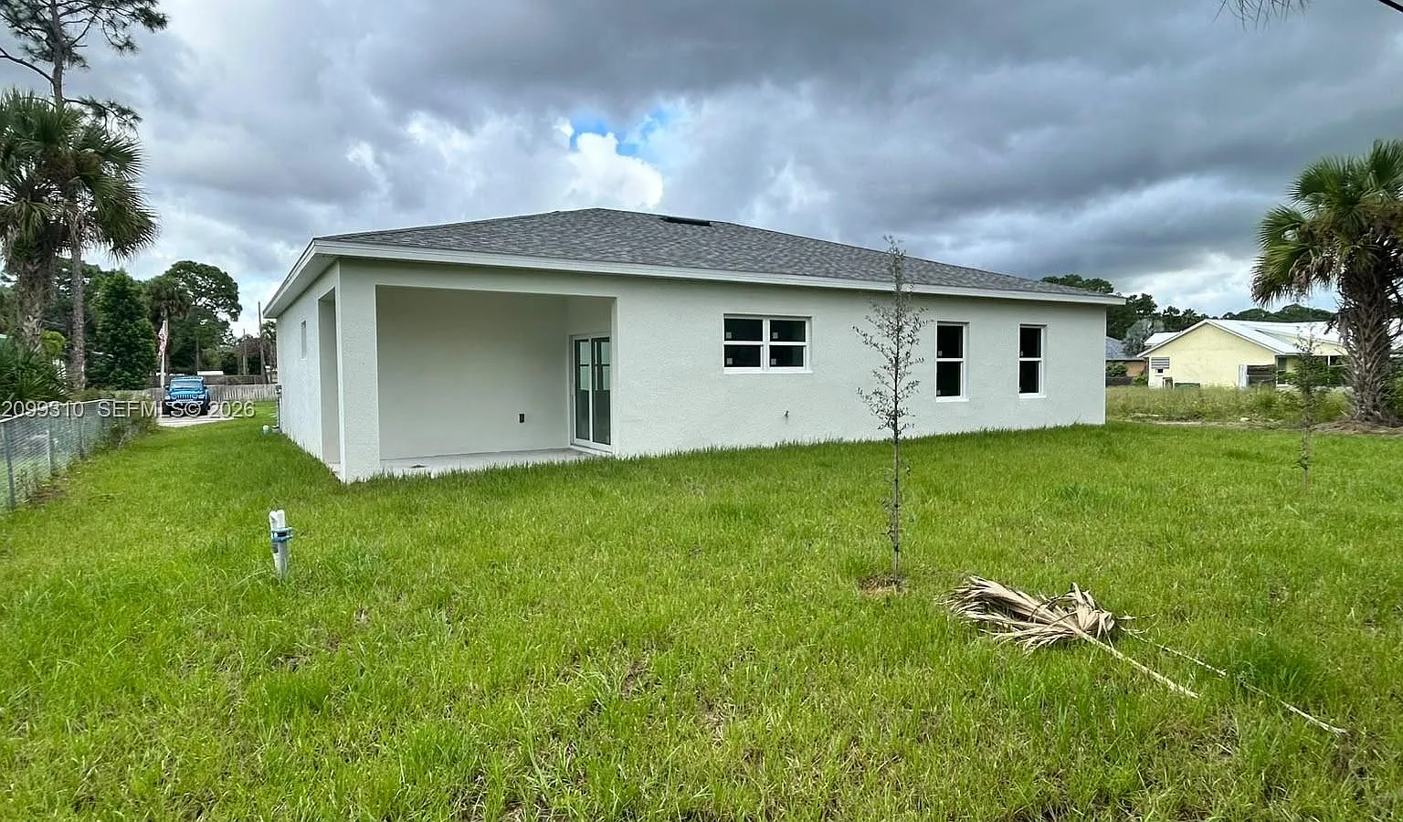 3 bed, 2.0 bath, 1813 sqft, $2,300 — Photo 2