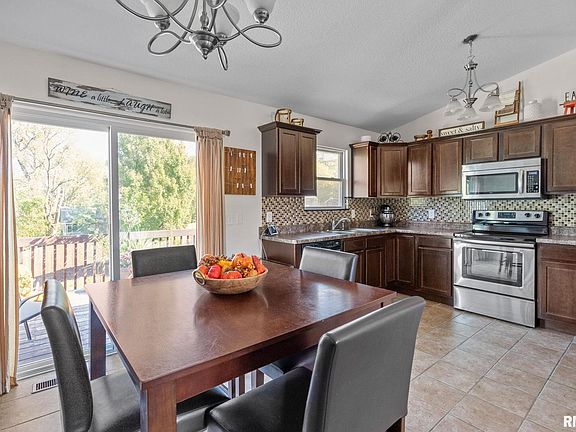 5th image of 14 W Village Cir