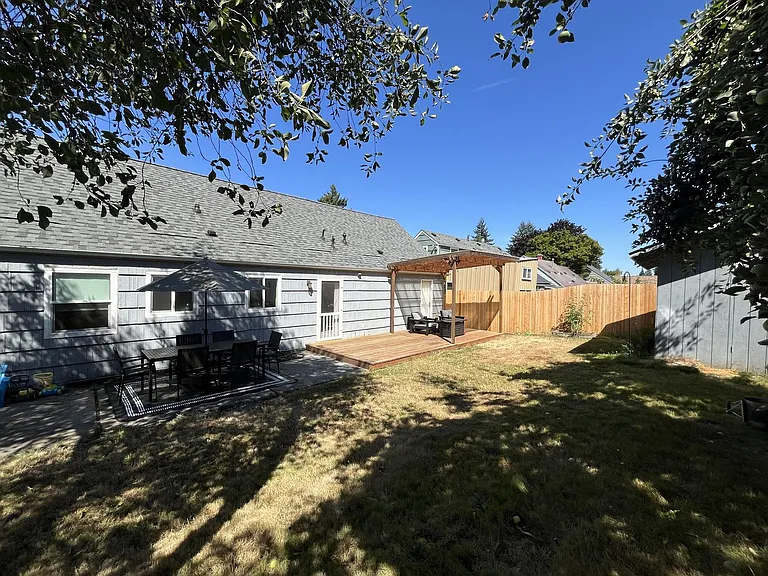 6640 NE Roselawn St — Photo 37