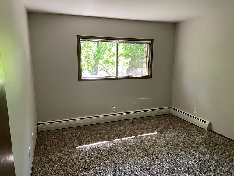 Executive East Apartments — Photo 6