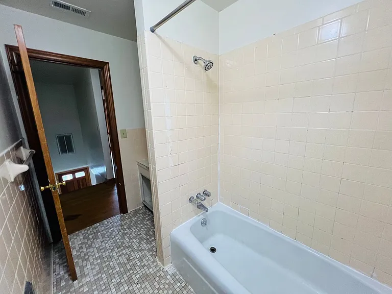 2 Bedroom, 1 Bath Apartment — Photo 51