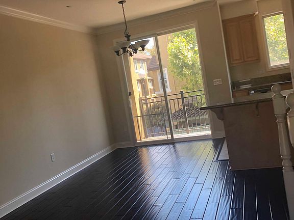 2nd image of 403 Paria Ter