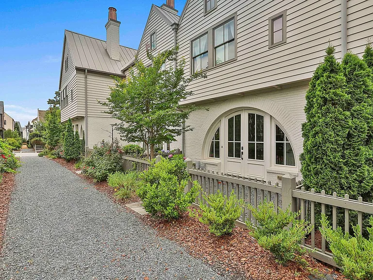 335 Sage Ln — Photo 2