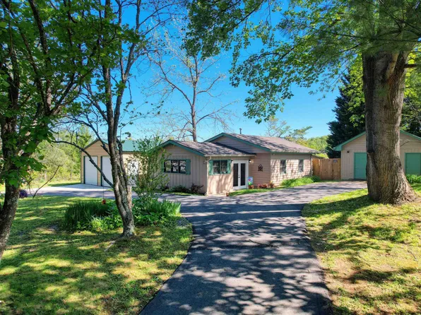 5763 Robinson Rd, Young Harris, GA 30582