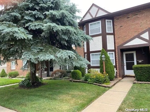 95 Greenmeadow Drive #95, Deer Park, NY 11729