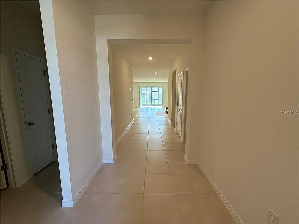 4 bed, 2.5 bath, 2046 sqft, $2,400 — Photo 2
