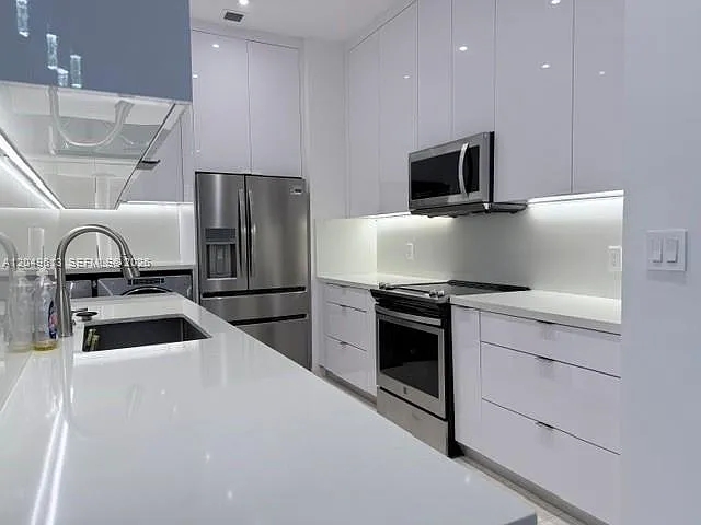 881 Ocean Dr #L2 — Photo 9