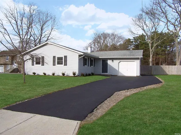 57 Hemlock St, Selden, NY 11784