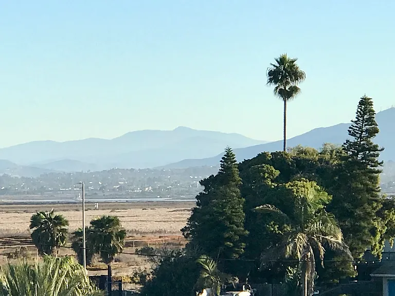 Mountain views to the East!
