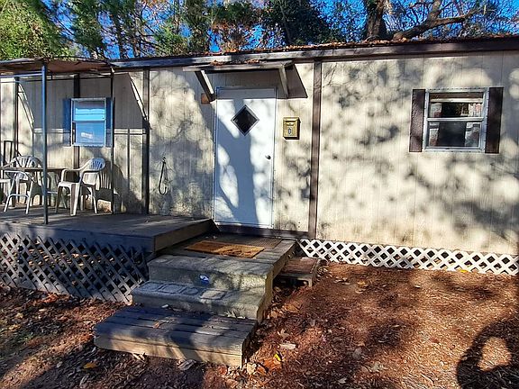 THIS IS THE LITTLE COTTAGE THAT IS 25FT FROM THE LAKE WITH A NICE COVERED PORCH.