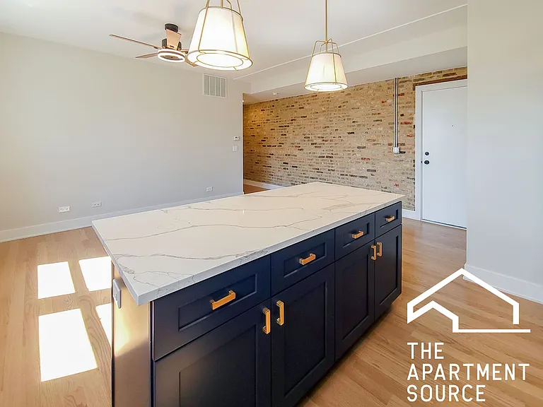 2020 W Montrose Ave #2C — Photo 4