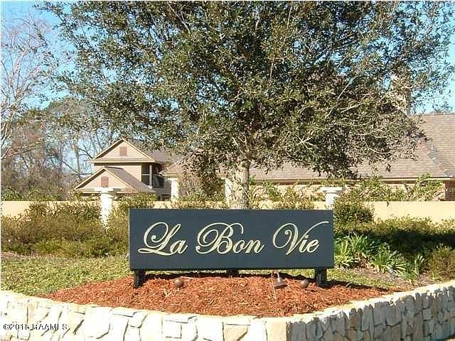2nd image of 104 N Montauban Dr