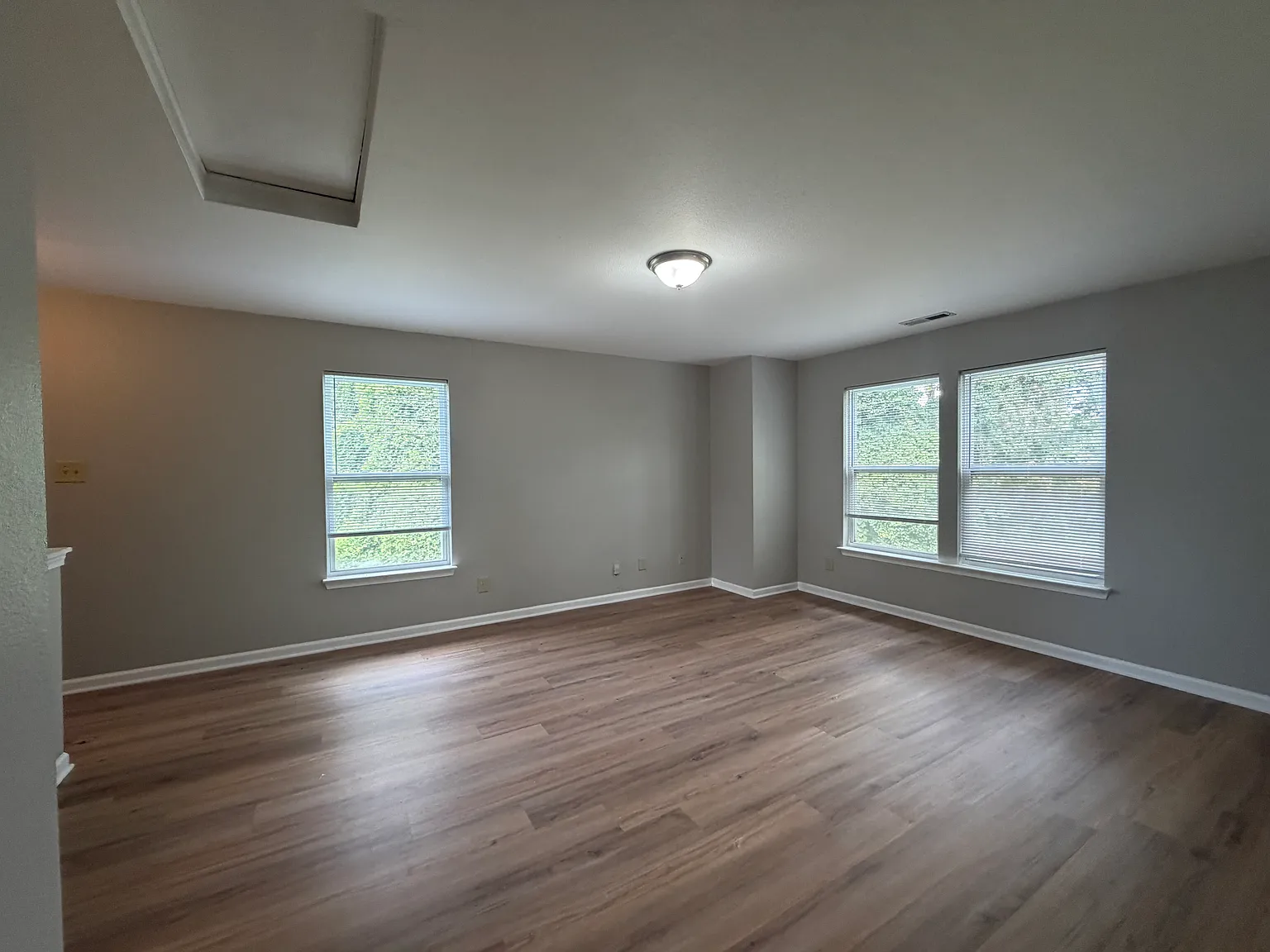 3 bed, 2.5 bath, 2392 sqft, $2,350 — Photo 4
