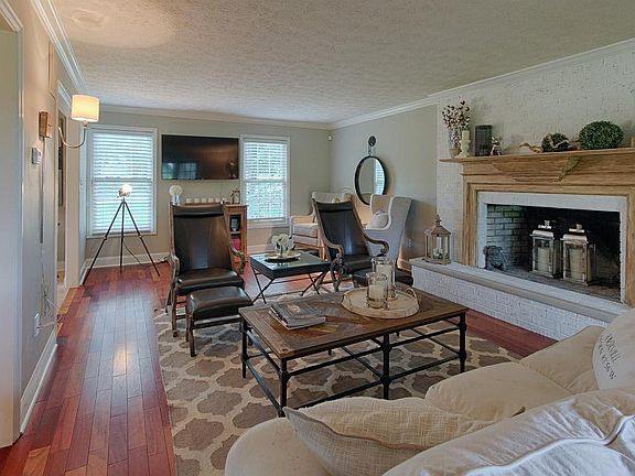 5th image of 513 E Fox Den Dr