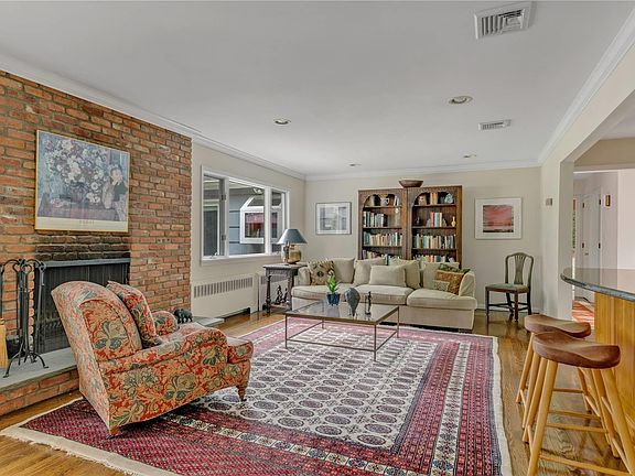 3rd image of 46 Flower Hill Rd