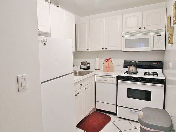 5th image of 108 E 17th St