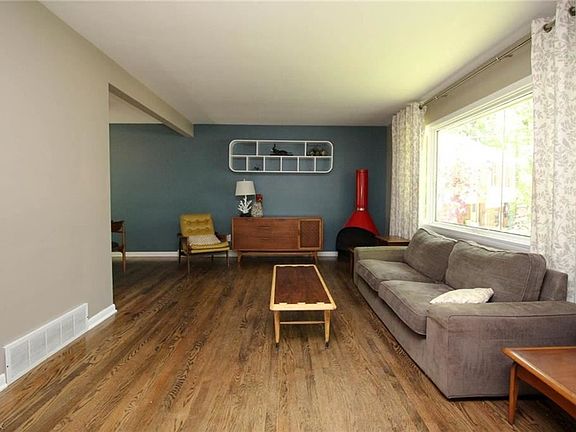 3rd image of 2021 Chestnut Hill Dr