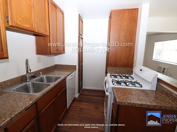 5th image of 820 Scranton St Unit J
