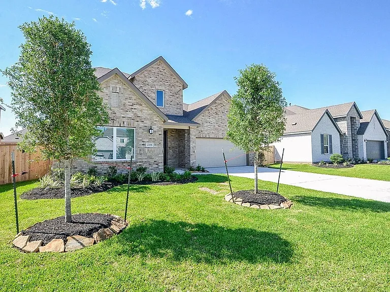2708 Pine Bluff Dr — Photo 2