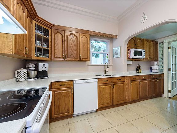 4th image of 416 Midwood Ave