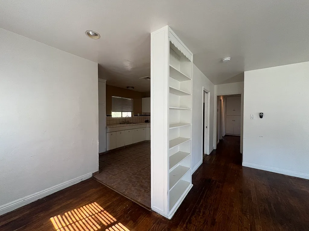 3 bed, 1049 sqft, $2,075 — Photo 3