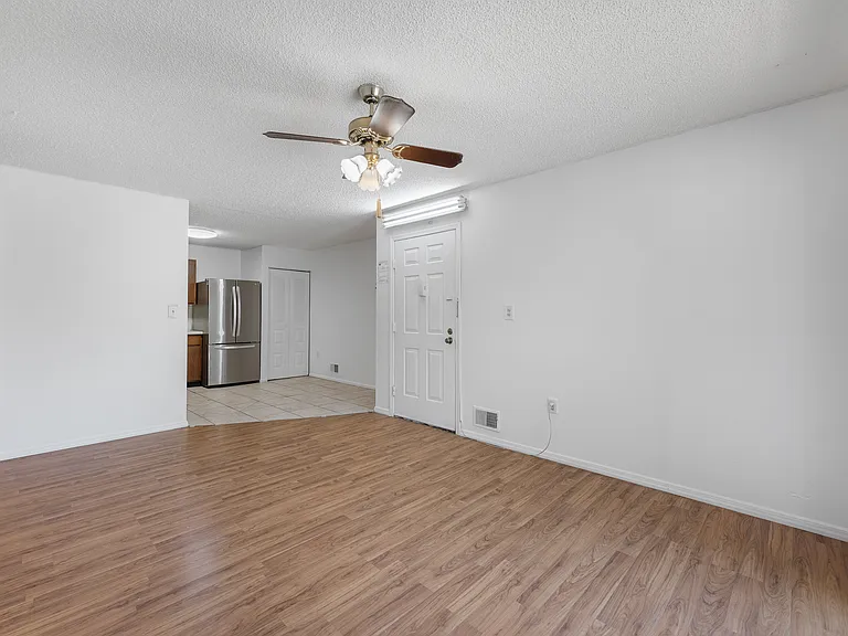 61 Canterbury Ct — Photo 4