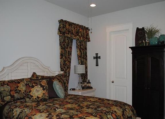 3rd image of 302 Sailhouse Way