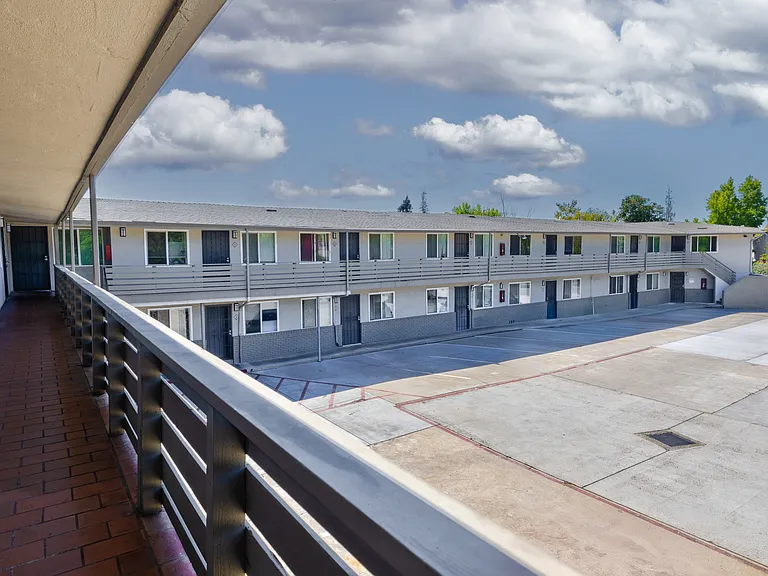 Willow Manor Apartments — Photo 11