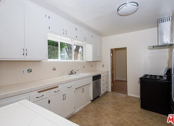5th image of 3136 Greenfield Ave