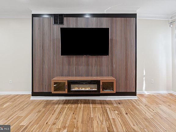 3rd image of 1027 N Broadway