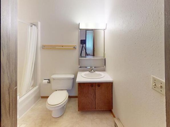 411 E Market St #17, Center, ND 58530