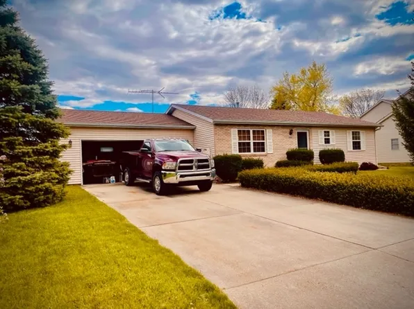 709 Pettit Dr, Hudson, IL 61748