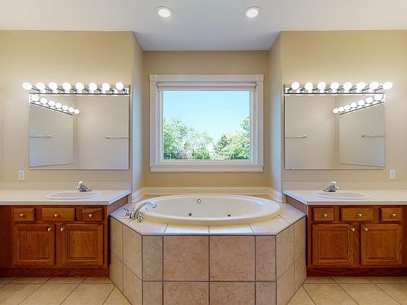 5th image of 179 Hickory Meadows Ln
