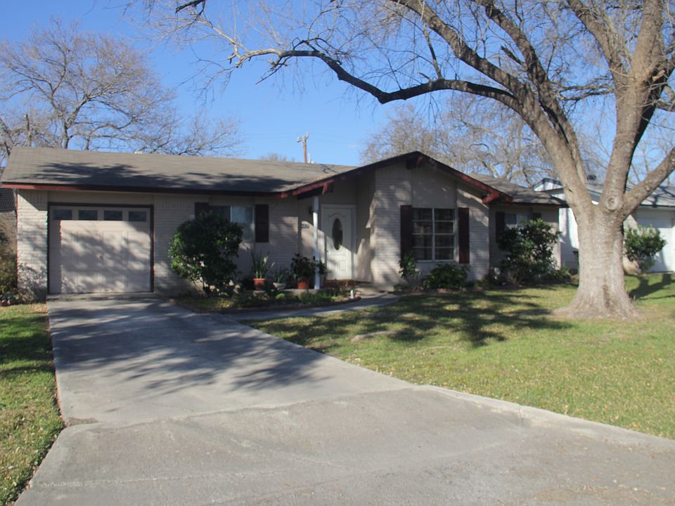 1st image of 4407 Desert View Dr