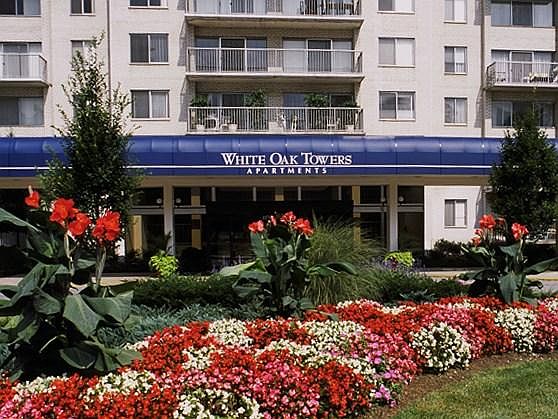 Covered waiting & drop-off area outside main entry