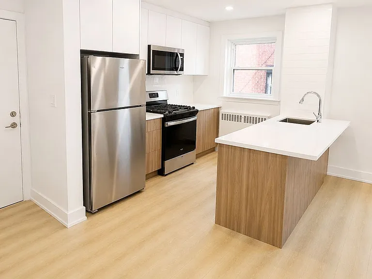 1024 King St E #9 — Photo 1