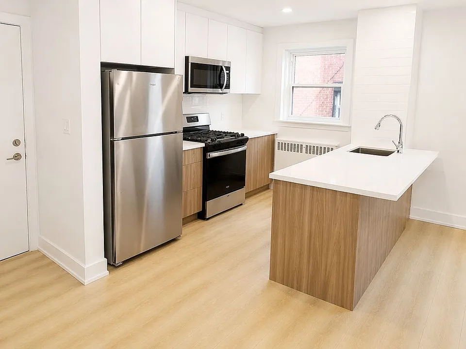 1024 King St E #9