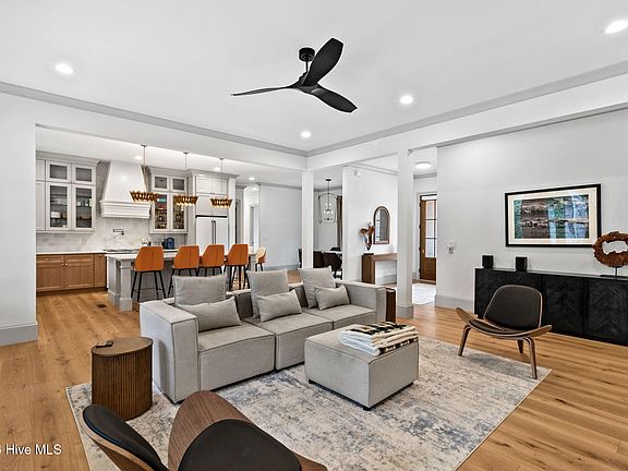 5th image of 325 Sloan Lane