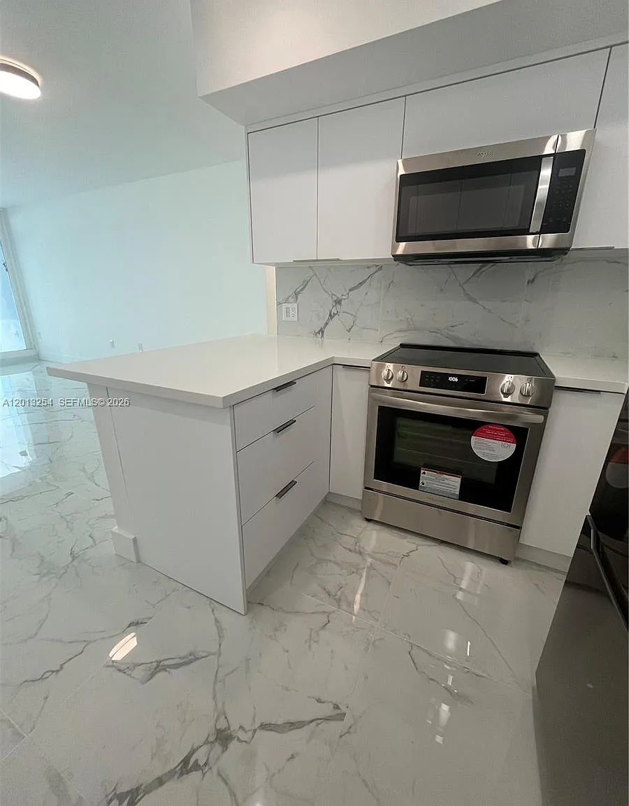 Alexander Towers Condo — Photo 4