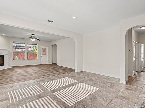 5th image of 729 Rebecca Ln