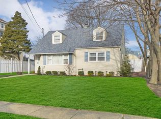 372 W Windsor Pkwy, Oceanside, NY 11572